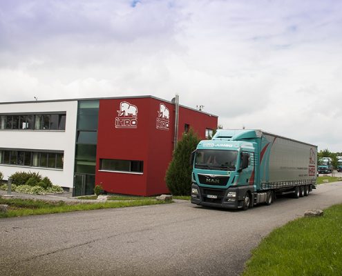 IHRO Gebäude mit LKW